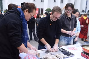 Sinh viên quốc tế thích thú khi được trải nghiệm làm nem rán.