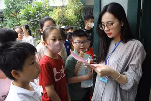 Giám thị gọi thí sinh vào phòng thi.