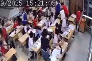 Cô giáo Trường THCS Đại Kim (phường Định Công, Hà Nội) bị một học sinh lớp 7 kéo tóc, xô ngã. Ảnh: Trích xuất từ camera/internet.