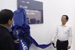 Phó Thủ tướng Hồ Quốc Dũng đến dự, kéo băng khánh thành AI Lab của Trường ĐH Thăng Long tại NIC.