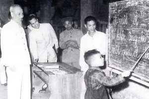 Bác Hồ thăm lớp học vỡ lòng ở Hàng Than, Hà Nội (Nguồn: Trang tin điện tử Ban Quản lý Lăng Chủ tịch Hồ Chí Minh).