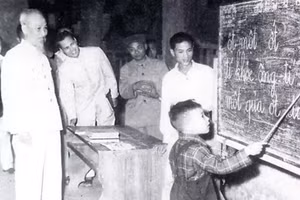 Bác Hồ thăm lớp học vỡ lòng ở Hàng Than, Hà Nội (Nguồn: Trang tin điện tử Ban Quản lý Lăng Chủ tịch Hồ Chí Minh).