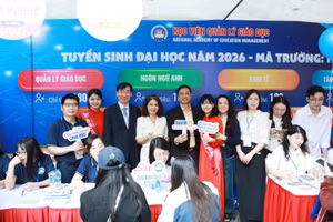 Cán bộ, giảng viên Học viện Quản lý giáo dục tư vấn tuyển sinh, hướng nghiệp cho học sinh.