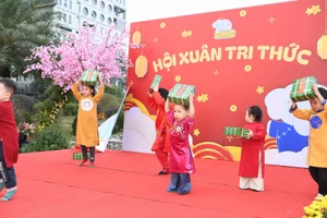 Trẻ hào hứng tham gia Hội Xuân Tri Thức.