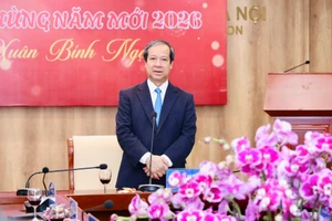 Bộ trưởng Nguyễn Kim Sơn chúc mừng năm mới 2026 cán bộ, viên chức, người lao động và người học Trường ĐH Sư phạm Hà Nội.