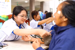 Sinh viên Học viện Y – Dược học cổ truyền Việt Nam tham gia tình nguyện khám bệnh, tư vấn sức khỏe, cấp phát thuốc miễn phí cho người dân xã Kiều Phú (Hà Nội).