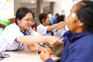Sinh viên Học viện Y – Dược học cổ truyền Việt Nam tham gia tình nguyện khám bệnh, tư vấn sức khỏe, cấp phát thuốc miễn phí cho người dân xã Kiều Phú (Hà Nội).