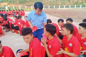 Thầy giáo Nguyễn Văn Tập tặng quà cho học sinh nhân dịp năm mới.