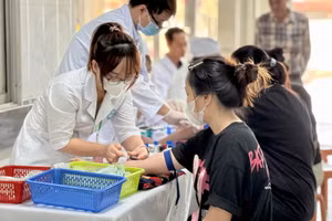 Buổi xét nghiệm máu, ghi nhận thông số sinh lý của các sinh viên tham gia đề tài.