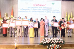 10 chương trình đào tạo của Trường ĐH Kinh doanh và Công nghệ Hà Nội được trao Giấy chứng nhận kiểm định chất lượng - sáng 17/10.