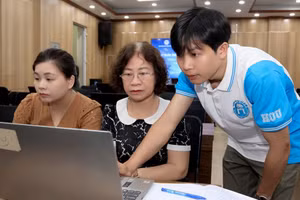 Cán bộ Trường Đại học Mở Hà Nội hướng dẫn cán bộ khuyến học thực hiện sử dụng phần mềm đánh giá mô hình công dân học tập.