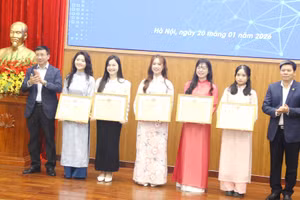 Sinh viên được vinh danh khen thưởng.