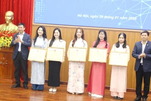 Sinh viên được vinh danh khen thưởng.