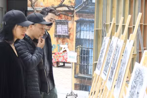 Nhiều người được trở lại ký ức đô thị xưa khi đến tham dự buổi lễ ra mắt.