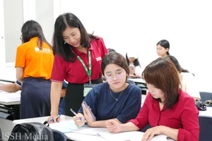 Cán bộ, giảng viên Trường ĐH Khoa học Xã hội và Nhân văn (ĐH Quốc gia Hà Nội) hỗ trợ sinh viên.