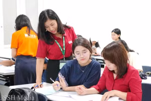 Cán bộ, giảng viên Trường ĐH Khoa học Xã hội và Nhân văn (ĐH Quốc gia Hà Nội) hỗ trợ sinh viên.