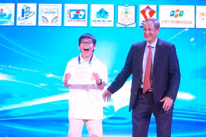 Học sinh vui mừng khi được nhận giải trên sân khấu.