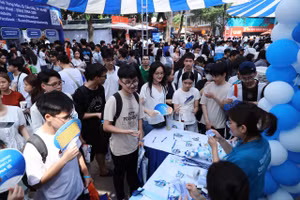 Thí sinh tham dự Ngày hội lựa chọn nguyện vọng xét tuyển năm 2025. Ảnh: Nam Trần.