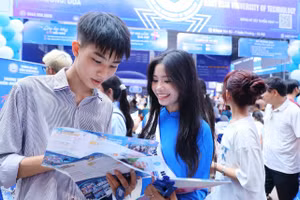 Thí sinh tham dự Ngày hội lựa chọn nguyện vọng xét tuyển năm 2025 tại Đại học Bách khoa Hà Nội. Ảnh: Nam Trần.