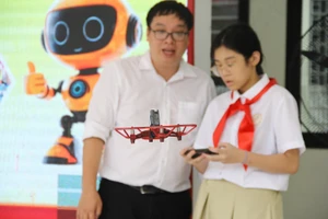 Học sinh trải nghiệm điều khiển máy bay không người lái.