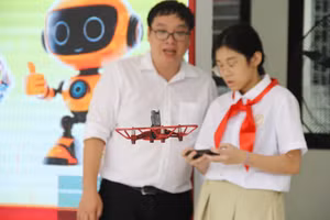 Học sinh trải nghiệm điều khiển máy bay không người lái.