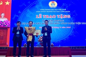 Nhân dịp này, PGS.TS Lê Mạnh Hùng - Hiệu trưởng Trường ĐH Công đoàn được nhận Kỷ niệm chương "Vì sự nghiệp xây dựng tổ chức Công đoàn Việt Nam".