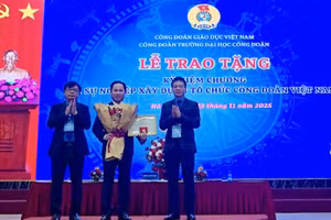 Nhân dịp này, PGS.TS Lê Mạnh Hùng - Hiệu trưởng Trường ĐH Công đoàn được nhận Kỷ niệm chương "Vì sự nghiệp xây dựng tổ chức Công đoàn Việt Nam".