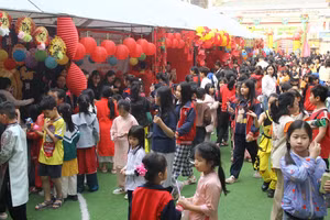 Học sinh háo hức tham gia Hội chợ từ thiện,