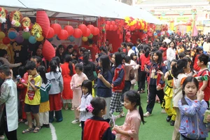 Học sinh háo hức tham gia Hội chợ từ thiện,