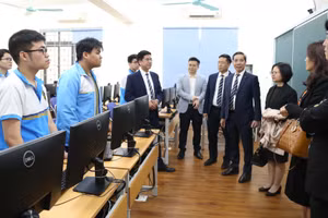 Trường ĐH Giao thông vận tải nhận tài trợ thiết bị điện tử và phần mềm thiết kế vi mạch