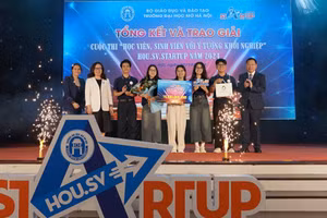 Ông Trần Văn Đạt - Vụ trưởng Vụ Giáo dục chính trị và Công tác học sinh, sinh viên (Bộ GD&ĐT) và PGS.TS Nguyễn Thị Nhung - Hiệu trưởng Trường ĐH Mở Hà Nội trao giải Nhất cho đội thi.