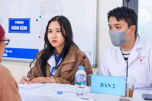 Cán bộ, giảng viên, học viên Học viện Y – Dược học cổ truyền Việt Nam khám bệnh, tư vấn sức khỏe và cấp phát thuốc miễn phí cho người dân xã Kiều Phú (Hà Nội).