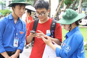 Thí sinh được sinh viên tình nguyện hỗ trợ, hướng dẫn.