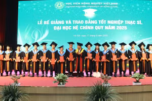 Các tân thạc sĩ chụp ảnh lưu niệm cùng GS.TS.NGND Trần Đức Viên – Chủ tịch Hội đồng khoa học và đào tạo Học viện.
