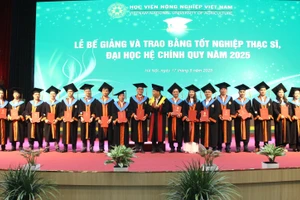 Các tân thạc sĩ chụp ảnh lưu niệm cùng GS.TS.NGND Trần Đức Viên – Chủ tịch Hội đồng khoa học và đào tạo Học viện.