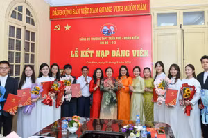 Lãnh đạo Đảng ủy Phường Cửa Nam và Trường THPT Trần Phú - Hoàn Kiếm chúc mừng 9 Đảng viên mới.