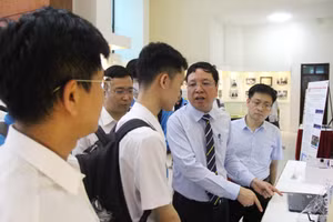 PGS.TS Nguyễn Văn Hùng – Hiệu trưởng Trường Đại học Giao thông vận tải trao đổi với nhóm nghiên cứu sinh viên bên lề hội nghị.