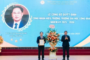 Ông Huỳnh Thanh Xuân – Phó Chủ tịch Thường trực Tổng Liên đoàn Lao động Việt Nam trao quyết định công nhận Hiệu trưởng nhiệm kỳ 2025 – 2030 đối với PGS.TS Lê Mạnh Hùng.