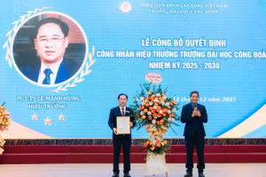 Ông Huỳnh Thanh Xuân – Phó Chủ tịch Tổng Liên đoàn Lao động Việt Nam trao quyết định công nhận Hiệu trưởng nhiệm kỳ 2025 – 2030 đối với PGS.TS Lê Mạnh Hùng.