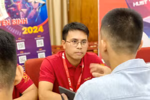 Giảng viên ĐH Bách khoa Hà Nội tư vấn, hướng nghiệp cho thí sinh. Ảnh: Duy Khiêm - Kiên Phạm.