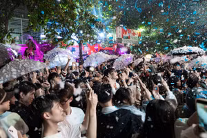 Sinh viên thích thú với “mưa tuyết”.