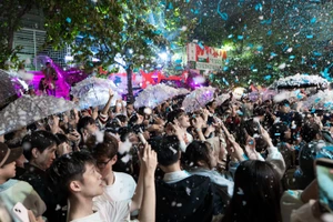 Sinh viên thích thú với “mưa tuyết”.