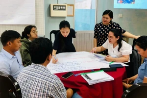 Học viên thảo luận về quy trình tích hợp giáo dục bảo tồn đại dương trong các môn học.