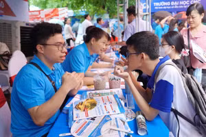 Hoạt động tư vấn tuyển sinh của Trường ĐH Khoa học tự nhiên (ĐH Quốc gia Hà Nội).