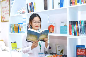 Sinh viên Học viện Nông nghiệp Việt Nam tại phòng đọc Phượng Vỹ.