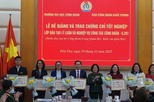 Lãnh đạo hai đơn vị trao Giấy khen cho các cá nhân có đóng góp xuất sắc trong công tác phối hợp đào tạo.