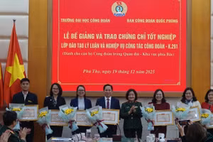 Lãnh đạo hai đơn vị trao Giấy khen cho các cá nhân có đóng góp xuất sắc trong công tác phối hợp đào tạo.