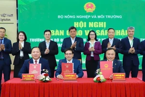  Thứ trưởng Bộ Nông nghiệp và Môi trường Trần Thanh Nam chứng kiến chương trình ký kết biên bản bàn giao và tặng hoa chúc mừng hai đơn vị hôm 30/12/2025.