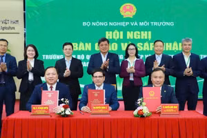  Thứ trưởng Bộ Nông nghiệp và Môi trường Trần Thanh Nam chứng kiến chương trình ký kết biên bản bàn giao và tặng hoa chúc mừng hai đơn vị hôm 30/12/2025.