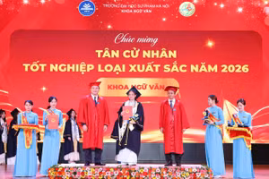 Tân cử nhân xuất sắc nhận bằng tốt nghiệp. Ảnh: Thanh Tùng.